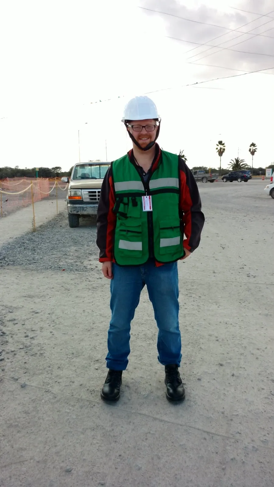 Gabriel con casco blanco y chaleco verde en la obra de la planta de Nissan en Aguascalientes