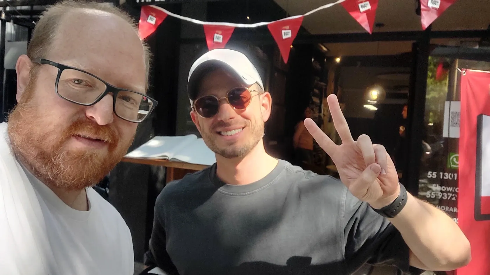 Selfie de Gabriel con Zoli Honig afuera de un café